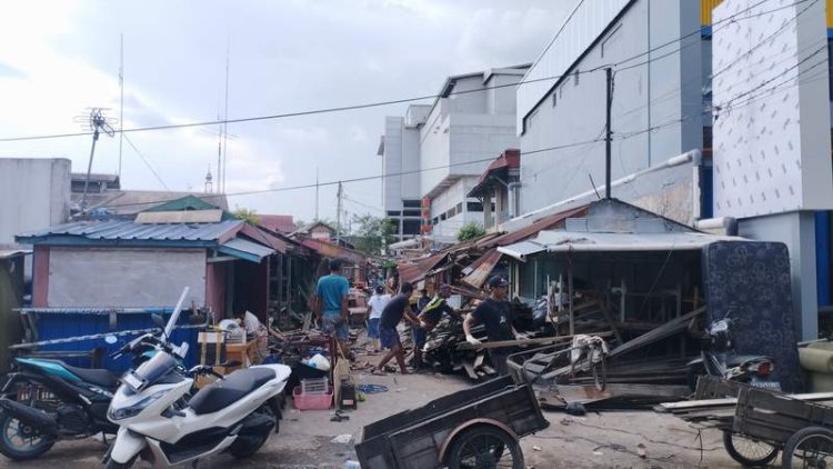 Pemkot Samarinda Bayarkan Santunan Warga Yang Terdampak Kebijakan Pembokaran Bangunan di Lahan Ilegal.