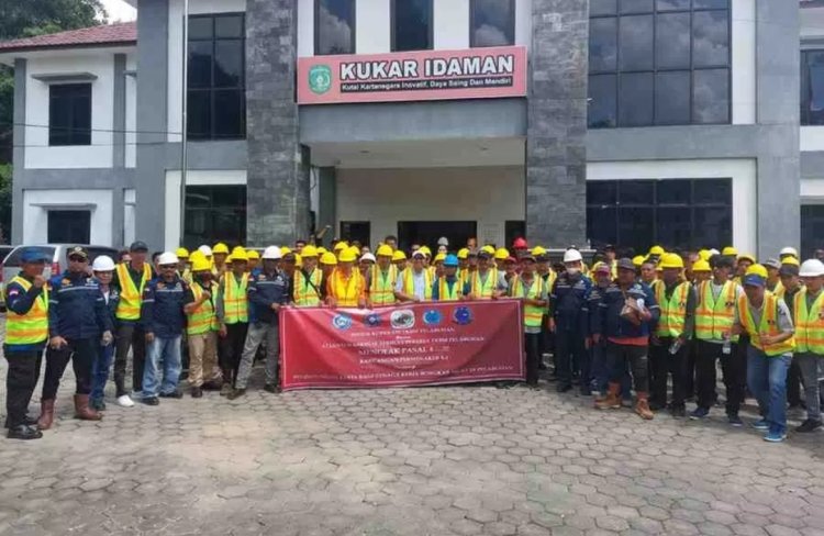 Resah Terancam Kehilangan Pekerjaan Ratusan Buruh Bongkar Muat Kuala Samboja Tolak Rancangan Permenaker.